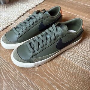 Nike blazer low 77 women’s medium olive orange 🍊